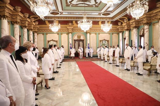 Momento en que el presidente Luis Abinader juramenta a su Gabinete.