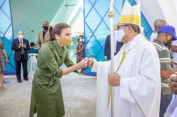 La alcaldesa del Distrito Nacional, Carolina Mejía junto al Arzobispo Auxiliar de Santo Domingo, Faustino Burgos Briscan.