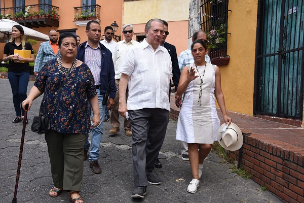 El ministro de Cultura, Eduardo Selman, durante el recorrido en la Ciudad Colonial, acompañado del viceministro de Patrimonio Cultural, Federico Henríquez Gratereaux; Linda Roca, directora general de Gestión Patrimonio Cultural, y Maribel Villalona, coordinadora del Programa de Remozamiento Ciudad Colonial,  del Ministerio de Turismo,  