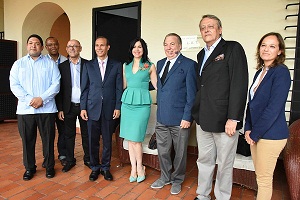 El ministro de Cultura Eduardo Selman, acompañado del ministro de Trabajo, Winston Antonio Santos Ureña, Samir Santos, Luis Casting, así como de Dominique Mey, Frank Farandier, Marisol Vicente y Pilar Camarero, representantes de la Fundación Fiesta Clásica.