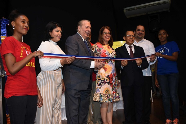 Corte de cinta de la 14a. Feria Regional del Libro Cotuí 2018, organizada por el Ministerio de Cultura, que ya está definitivamente instalada en el parque central de Cotu