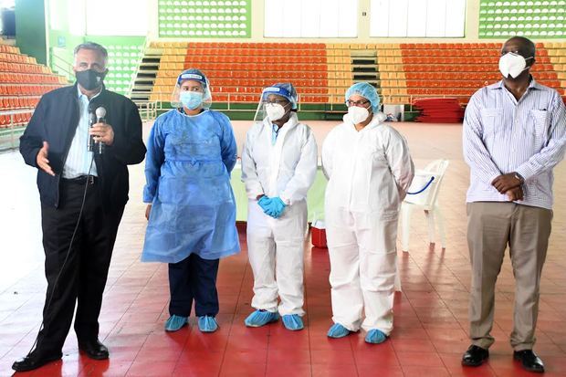 El licenciado Luis Mejía Oviedo, presidente del COD, motiva la apertura de la toma de muestras junto a las enfermeras y Gerardo Suero Correa. 