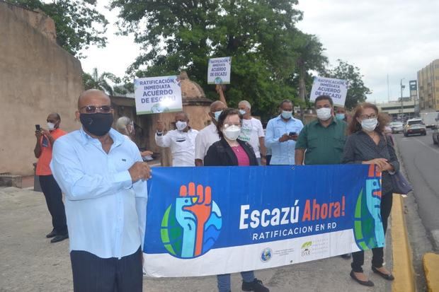 Rosalía Ruiz Correa, vocera de las organizaciones climáticas, ambientales y de la sociedad civil, lee la declaración de la parada realizada esta tarde en el parque Independencia en reclamo de que el Estado dominicano ratifique el Acuerdo de Escazú.