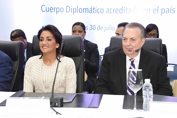 El ministro Selman encabezó el lunes una reunión junto a la Primera Dama de la República, Cándida Montilla de Medina, y el ministro de Relaciones Exteriores, Miguel Vargas