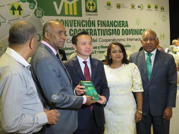 El embajador de China, Zhang Hu, recibe el libro La vía cooperativa de Julito Fulcar Encarnación, presidente de Conacoop.