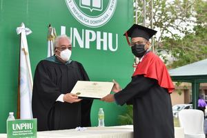 UNPHU inviste 774 profesionales en graduación semipresencial