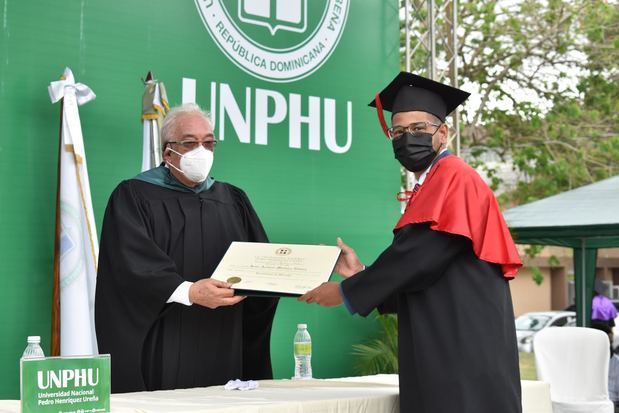 Graduando de la Facultad de Ciencias Jurídicas y Políticas junto al magistrado Juan Biaggi Lama.