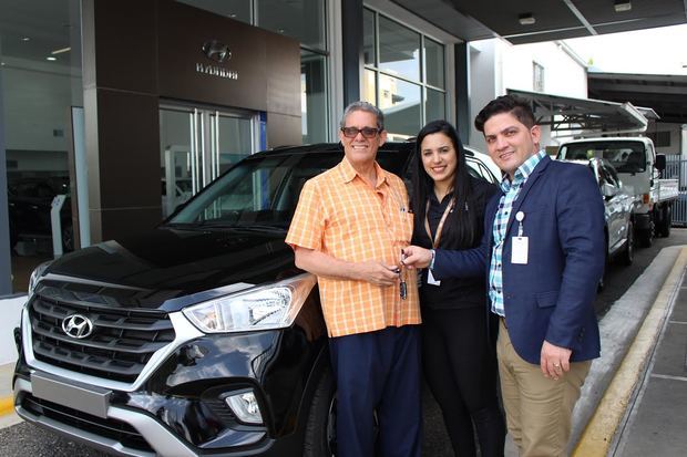 Jaime Batista al momento de adquirir su Hyundai Cantus 2020 en Magna Motors Santiago. 
