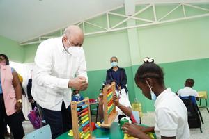 Ministro Roberto Fulcar supervisa escuelas de la frontera