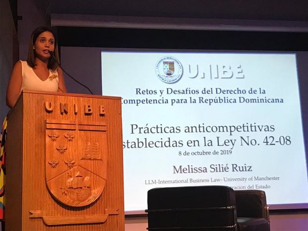 En su exposición la licenciada Silié Ruiz, habló sobre las prácticas
anticompetitivas establecidas en la Ley No 42-08.