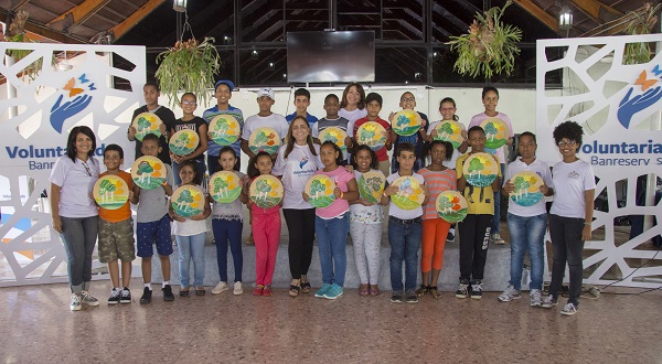 La presidenta del Voluntariado Banreservas, Jacqueline Ortiz de Lizardo, junto a hijos de empleados de la institución financiera.