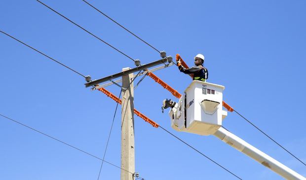 Desde hace varias semanas CEPM trabaja en la instalación y reemplazo de postes, cortes de ramas con el propósito de mejorar el servicio de energía de toda la zona.