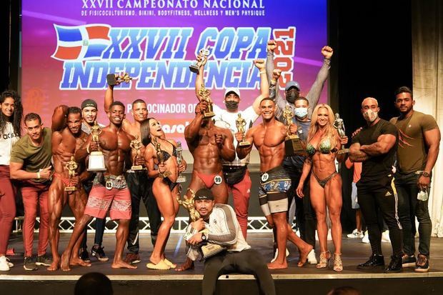 Cirujano Fitness junto a sus atletas ganadores.