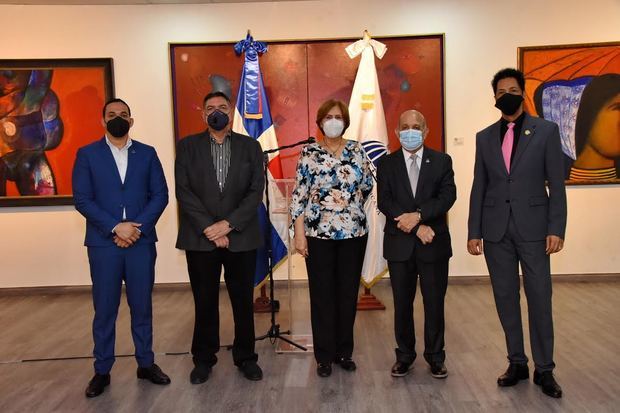 José Luis Pérez, viceministro de Desarrollo, Innovación e Investigación Cultural del Ministerio de Cultura; Gamal Michelén, viceministro de Patrimonio Cultura; Carmen Heredia de Guerrero, ministra de Cultura; Federico Fondeur, director del Museo de Arte Moderno, y Fernando Antonio Cruz (Bonny Cepeda), viceministro de Descentralización y Coordinación Territorial. 
