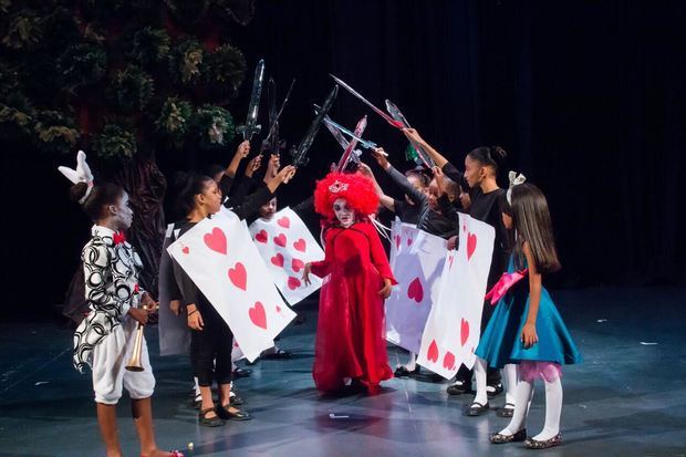 Alumnos del Teatro Cucara Macara en obra.