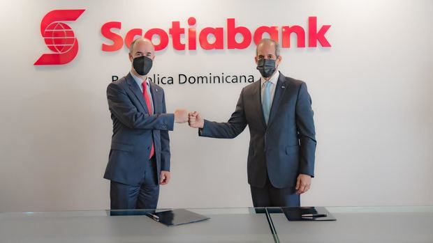 Gonzalo Parral y Edwin De los Santos en la firma acuerdo préstamo verde.