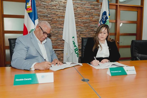 Firman el acuerdo, Osvaldo Canario, director ejecutivo del Conadis y Francesca Luna, directora senior de talento y cultura de Banco Caribe.