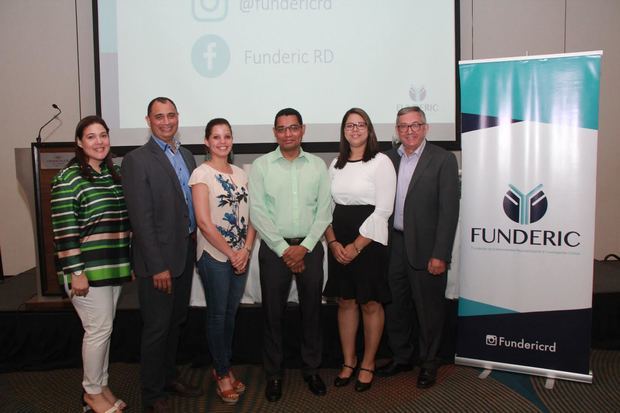 Los doctores Mónika Alonso, Roberto Muñoz, Yamilet Cruz, Edral Rodríguez, Ingrid Mercedes y Tirso Valdez Lorie.