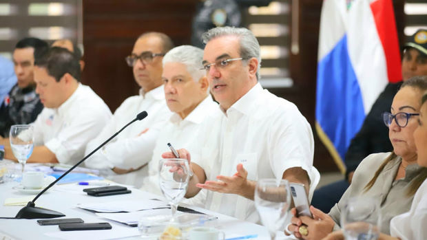 Presidente Abinader asegura soluciones en agua, salud y educación a juntas de vecinos de Tamboril y Navarrete.