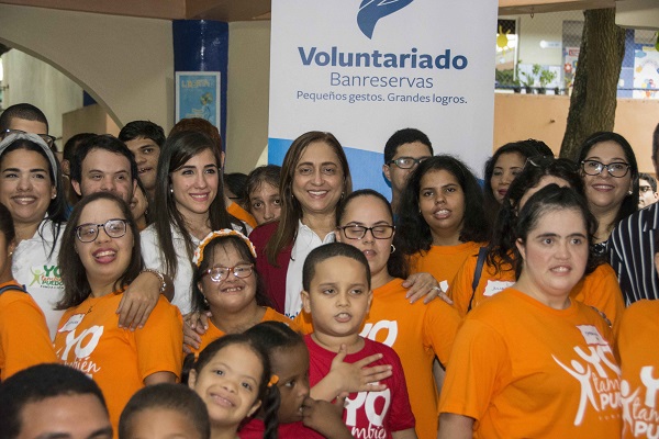La presidenta del Voluntariado Banreservas, Jacqueline Ortiz de Lizardo, comparte con niños y jóvenes de la “Fundación Yo también Puedo”, que propicia la inserción social de personas con discapacidad. 