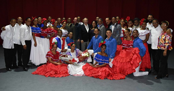 El ministro de Cultura, arquitecto Eduardo Selman, junto a los integrantes del Ballet Folclórico Nacional .