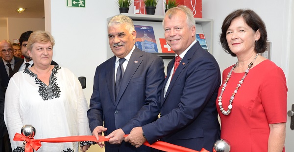 Doris del Río, vicecónsul, Miguel Vargas Maldonado, ministro de Relaciones Exteriores, Urs Schnider, embajador de Suiza, y Edith Schnider  