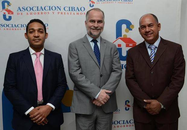 Víctor González, Alejandro Fernández W y Ramón Estévez.