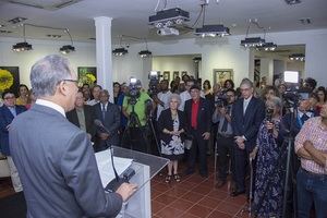 El administrador general de Banreservas, Simón Lizardo Mézquita, encabeza un homenaje a la pintora Ada Balcácer, en el Centro Cultural Banreservas, en octubre de 2017