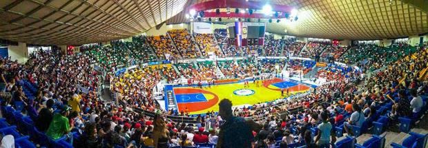 a ciudad de Santiago de los Caballeros se ha convertido en la capital del baloncesto de República Dominicana, durante las series regulares y las semifinales, los fanáticos disfrutaron con energía las victorias de sus equipos y sonreían con sus rivales las derrotas, ya en las finales, también “a casa llena”, todo es fiesta en las gradas.