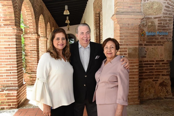 Durante el recorrido en las instalaciones del Museo Trampolín, el ministro de Cultura, Eduardo Selman, acompañado de doña Rosa Gómez de Mejía, fundadora de la galería, y Nancy Handal de Mejía, coordinadora general.   