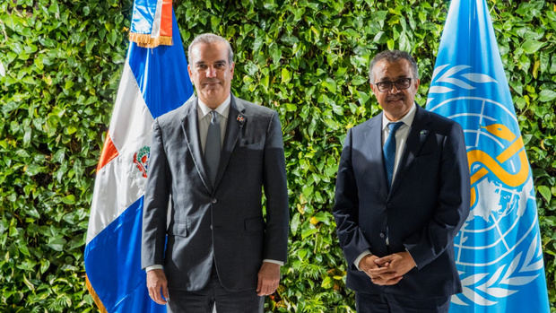 Presidente Luis Abinader junto a Tedros Adhanom Ghebreyesus. 