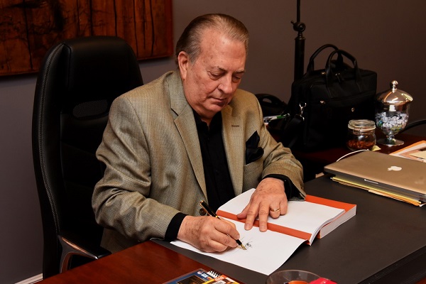 El ministro de Cultura, arquitecto Eduardo Selman, firma la carta mediante la cual formaliza los trámites para que la UNESCO declare La Isabel como Patrimonio Mundial.