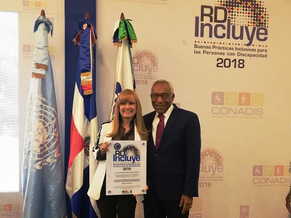 La placa reconocimiento a TODO fue recibida por su directora, la actriz y directora de teatro Elizabeth Ovalle, quien agradeció la distinción que le fuera hecha al Ministerio de Cultura, con el sello de Buenas Prácticas Inclusivas para las Personas con Discapacidad, RD Incluye 2018.