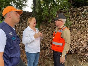 Defensa Civil acompaña a Gobernación en respuesta a afectados por inundaciones en La Vega