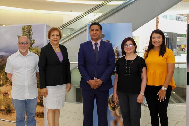 Juan Carlos Fernández, coordinador de la carrera de fotografía del Instituto Técnico Superior Comunitario (ITSC), Lic. Rosa Marte, vicerrectora administrativa ITSC, Milton Reyes, rector ITSC, Laura Ruiz, coordinadora senior de mercadeo Ágora Mall.