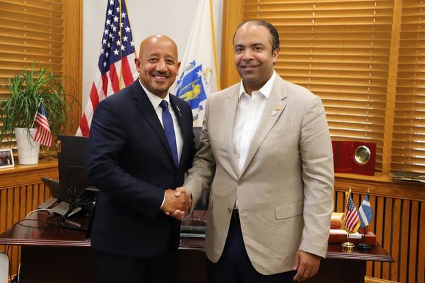 El administrador general del Banco de Reservas, Samuel Pereyra, junto al alcalde de Lawrence, Massachusetts, Brian De Peña en la sede de la alcaldía.