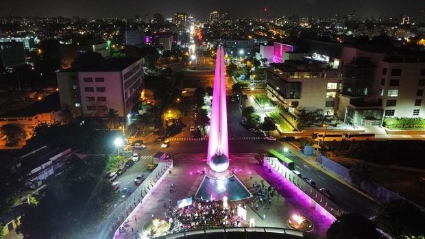 Monumentos del Distrito se iluminan de rosa por lucha contra Cáncer de Mama.