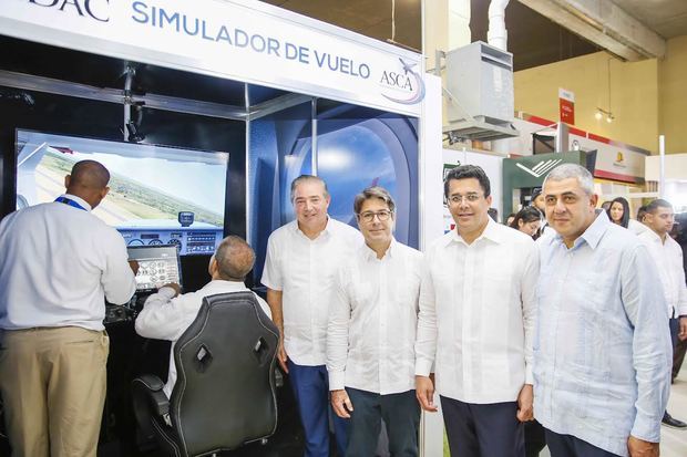 En el simulador de vuelo del IDAC, Héctor Porcella, Rafael Blanco Tejera, David Collado y Zurab Pololikashvili. El Consul Greg Segas pilotea.