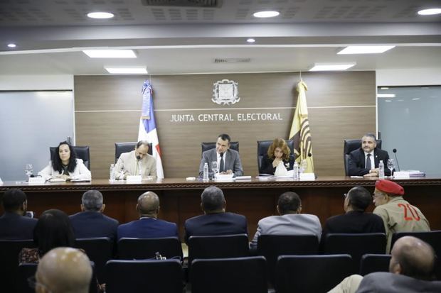 La Junta Central Electoral (JCE) realizó una audiencia pública con los representantes de las organizaciones políticas reconocidos.