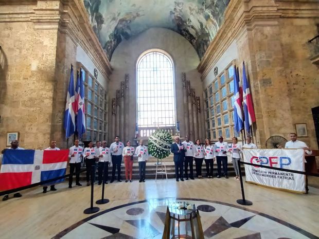  Juan Pablo Uribe, al centro junto a colaboradores de Efemérides Patrias.
