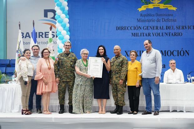 El ministro de Defensa, Luciano Díaz Morfa y la primera dama, Raquel Arbaje hacen entrega del reconocimiento a doña Zaida Lovatón de Sanz, junto a miembros de la familia.