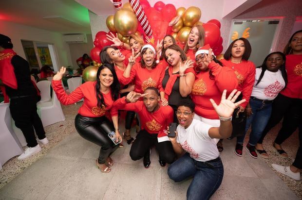 Empleados disfrutando en la fiesta de navidad.