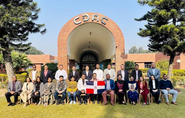 Grupo de profesionales dominicanos en el curso sobre ciberseguridad.