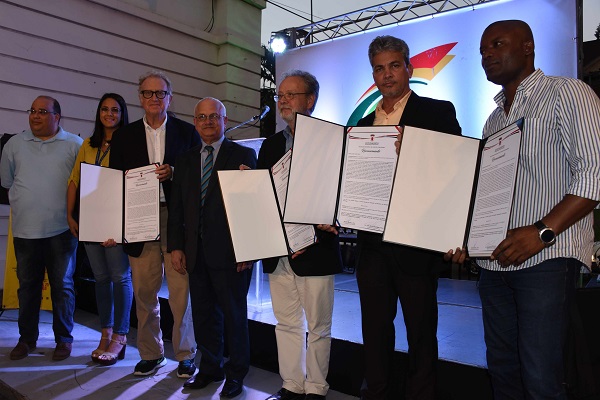 Valerio Magrelli, Andrés Sánchez, Robayna, Gahston Saint Fleur y Alberto Garrido reciben los reconocimientos de manos de Carlina Bisonó, en representación del Secretario del Consejo Municipal Félix Michell Rodríguez; el Viceministro de Creatividad y Participación Popular, Cayo Claudio Espinal, en representación del ministro de Cultura Eduardo Selman; León Félix Batista, director del festival, y José Núñez, director regional de cultura.