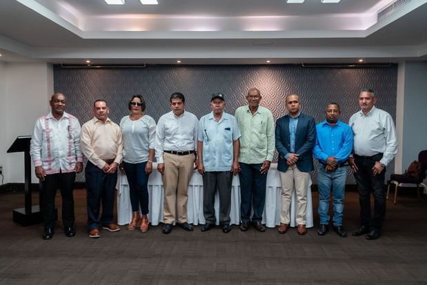 El presidente Marcelo Reyes Jorge, presidente de Fenaarroz y de la UAD. Le acompañan, desde la izquierda, Pedro Julio Fernández, secretario general del Consejo Nacional de Parceleros; Siriaca Martínez, presidenta de la Cooperativa Agropecuaria Ozama y secretaria de organización del Consejo Nacional de Parceleros; Santos Paulino, presidente del Consejo Nacional de Pequeño y Mediano Productores de la Reforma Agraria; y Manuel Flores, tesorero de Fenaarroz.