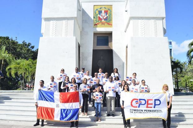 Juan Pablo Uribe, junto a colaboradores de Efemérides Patrias, en las escalinatas del Altar de la Patria.