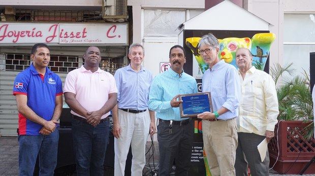 El Embajador de Alemania, Volker Pellet recibe una placa de reconocimiento de parte de Aquiles Rodríguez, presidente de la Fundación Pro Ajedrez y Cultura (FUNPAC), le acompañan Willy Gónzalez, Nelsón Acevedo, Hans-Ulrich Von Schroeter y Fabio Herrera.