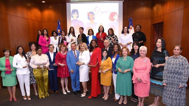 Mujeres reconocidas y organizadoras junto a Porfirio Peralta , Director Ejecutivo de Promipyme.