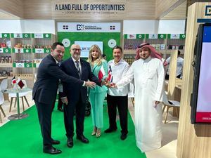 En ese sentido, el embajador de la República Dominicana en Qatar, Georges Bahsa Hazim, inauguró junto al gerente de Exportaciones de ProDominicana, Segismundo Morey y otros representantes, el Pabellón de República Dominicana