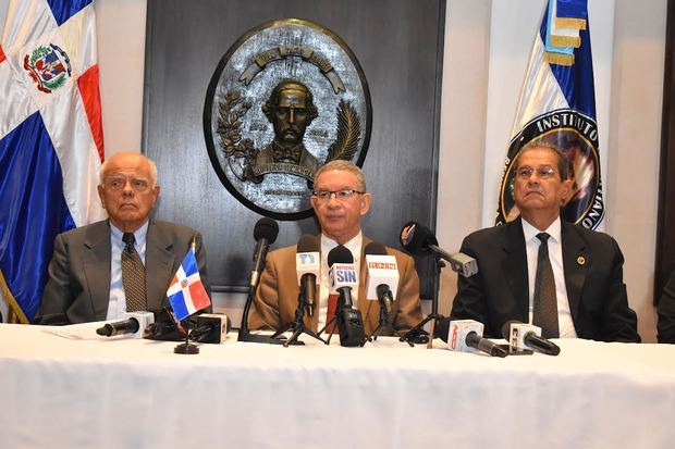 El presidente del Instituto Duartiano, Wilson Gómez, junto a Julio Rodríguez y Jacinto Pichardo, directivos.